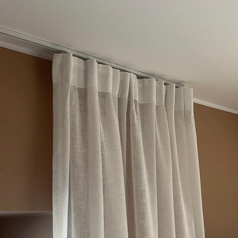 Självhäftande gardinskenor i taket enkla att installera